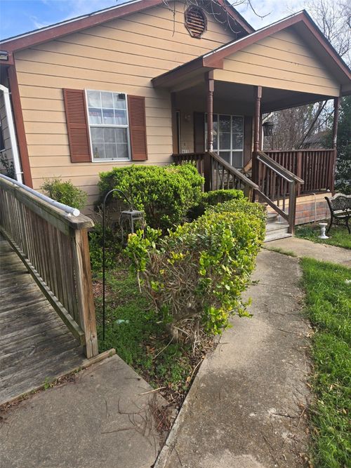 611 Maple St, Taylor, TX, 76574-4245 | Card Image