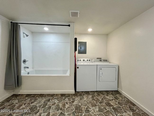 REAR - 2208 20 Th St, House other with 1 bedrooms, 1 bathrooms and null parking in Lubbock TX | Image 9