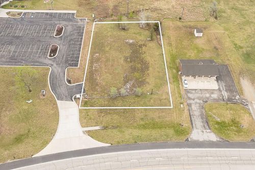 215 E Highway 24-40, Tonganoxie, KS, 66086-4307 | Card Image