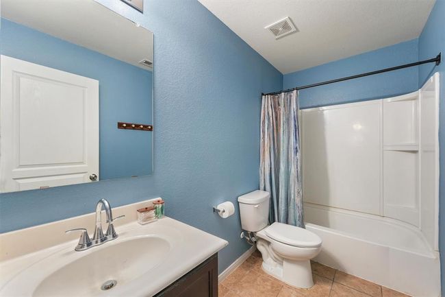 Upstairs Bathroom | Image 18
