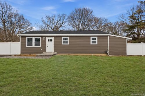 39 E Oakdale St, Bay Shore, NY, 11706-2724 | Card Image