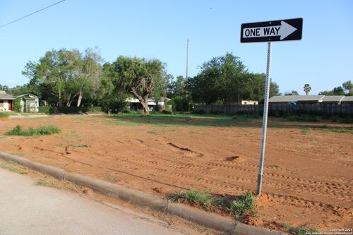 519 N Chestnut St, Pearsall, TX, 78061-3845 | Card Image