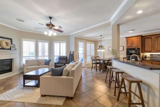 Kitchen bar area | Image 12