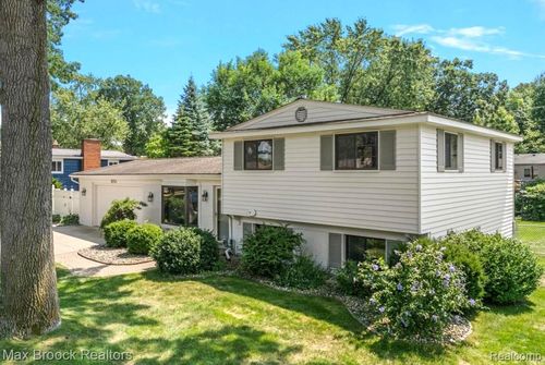8741 Buffalo Dr, Commerce Township, MI, 48382-3411 | Card Image