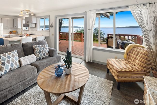 Living rooms with amazing water views | Image 9