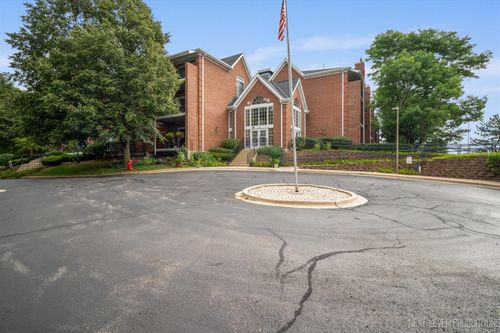 29-29 Hunt Club Dr, St. Charles, IL, 60174-4701 | Card Image