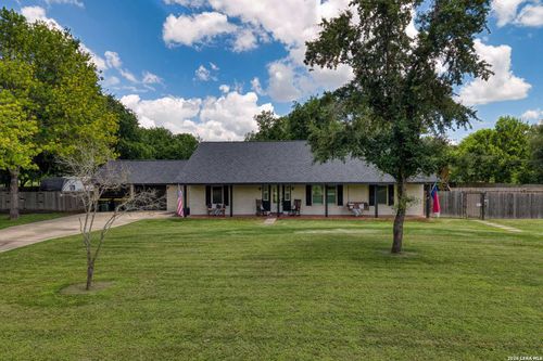 207 Woodlake Dr, McQueeney, TX, 78123-3212 | Card Image