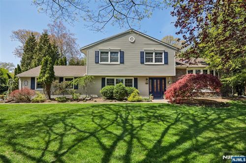 459 Ellis Pl, Wyckoff, NJ, 07481-1835 | Card Image