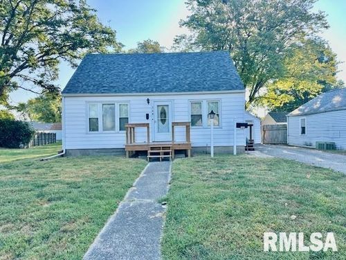 704 Hawley St, Taylorville, IL, 62568-1215 | Card Image