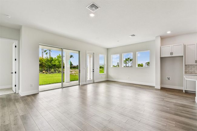 Family & Dining Room | Image 10