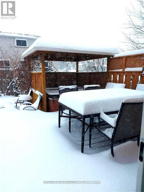 mand2nd-880 Leslie Valley Dr, Newmarket, ON, L3Y | Card Image