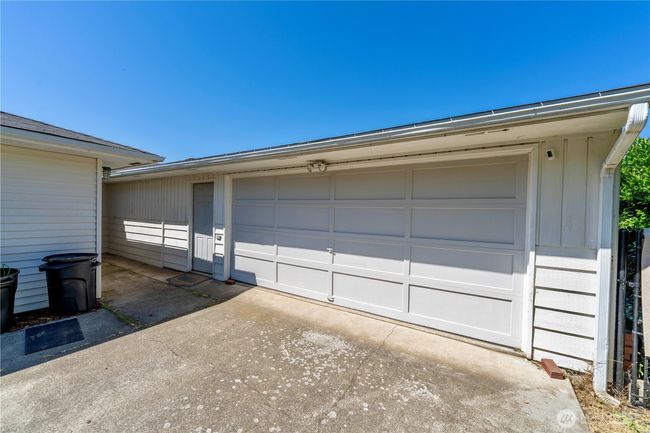 1/2 garages: 1340 total sqft of garage/shop space | Image 5