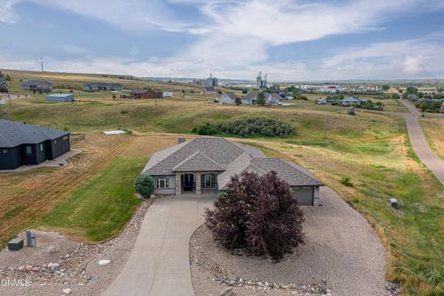 2004 16th St E, Williston, ND, 58801-6705 | Card Image