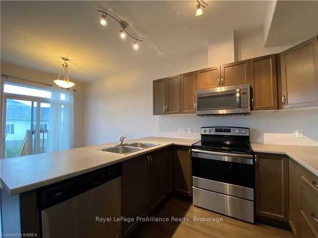 201 Pratt Dr, House attached with 3 bedrooms, 2 bathrooms and 3 parking in Amherstview ON | Image 17