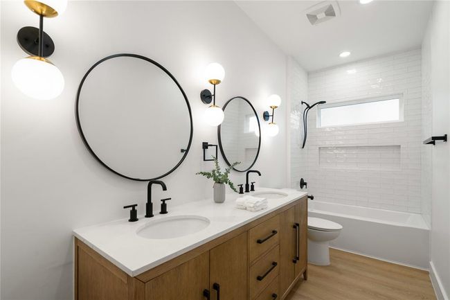 Access to Bathroom 3 from the hallway | Image 35