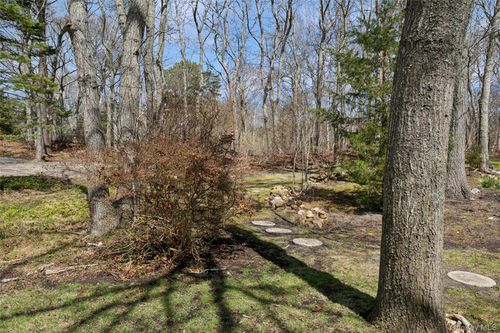 6 Columbine Ave S, Hampton Bays, NY, 11946-1947 | Card Image