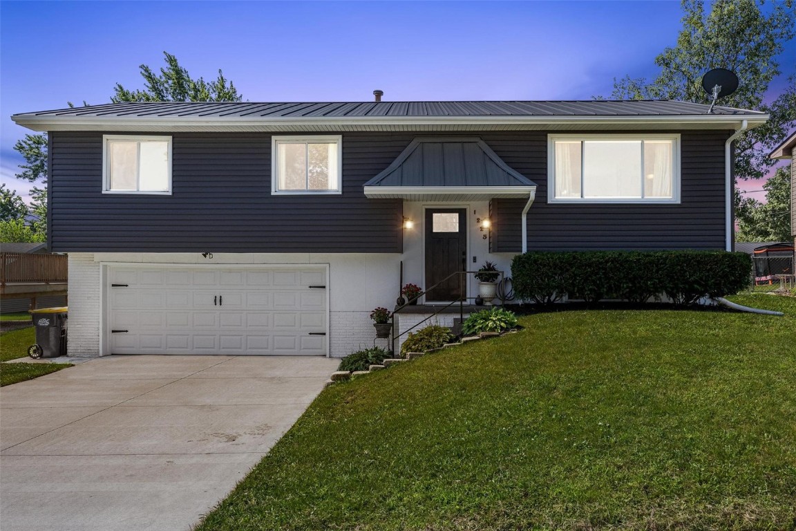Emmons St, Hiawatha, IA 52233