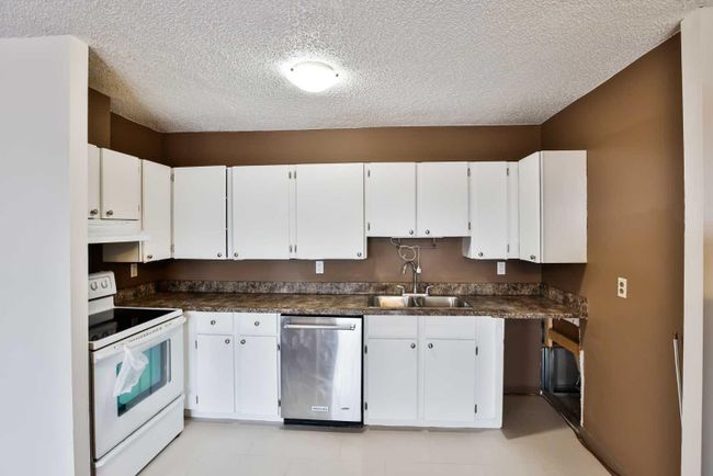 924 - 21 Berkeley Place W, Home with 2 bedrooms, 1 bathrooms and 1 parking in Lethbridge AB | Image 12