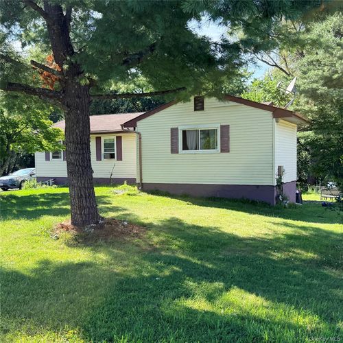4 Westminster Dr, Middletown, NY, 10940-6823 | Card Image
