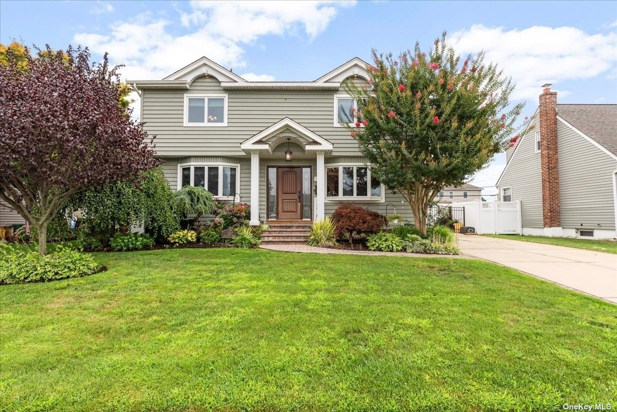 Hillcrest Dr, Seaford, NY 11783
