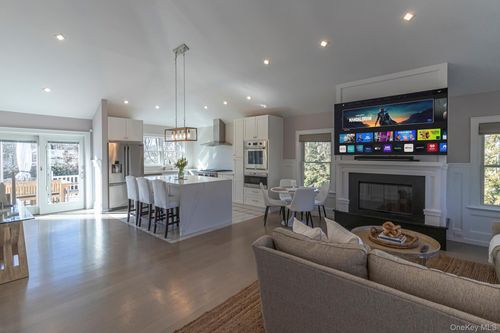 15 Palo Alto Dr, Hampton Bays, NY, 11946-2810 | Card Image