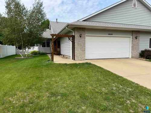 1805 E 57th St, Sioux Falls, SD, 57108-4714 | Card Image