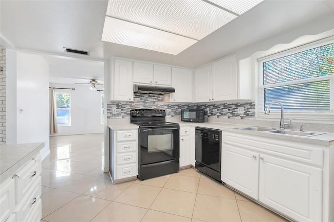 13635 Berkshire Ct, House other with 3 bedrooms, 2 bathrooms and null parking in GRAND ISLAND FL | Image 7