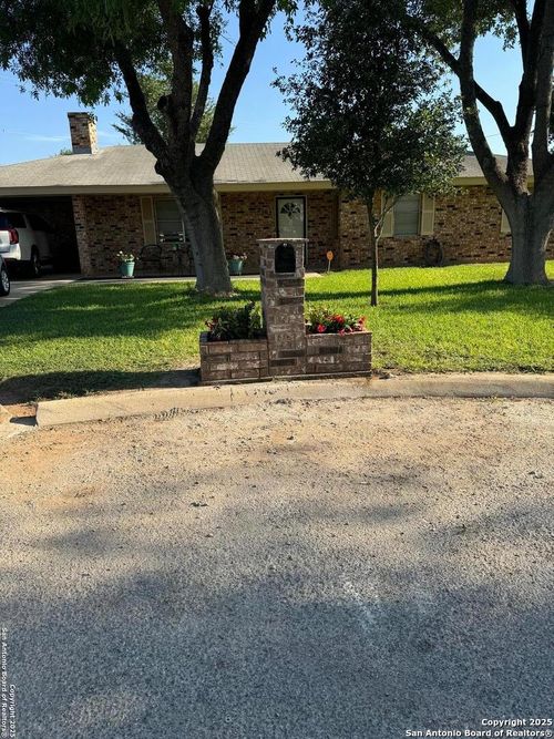 2102 Wildcat Dr, Carrizo Springs, TX, 78834-3445 | Card Image