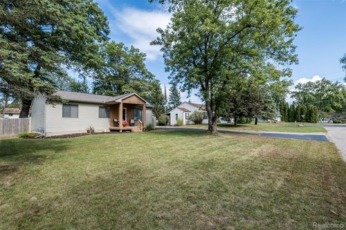 5720 Berkley Dr, Waterford, MI, 48327-2606 | Card Image