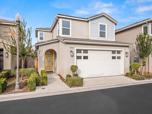 1913 Oak Ln, Clovis, CA, 93611-6998 | Card Image