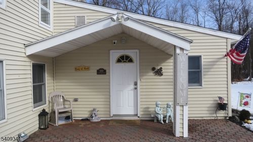 99 Lindbergh Rd, Ringoes, NJ, 08551-1509 | Card Image