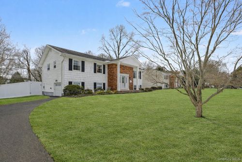 31 Marshmallow Dr, Commack, NY, 11725-1024 | Card Image