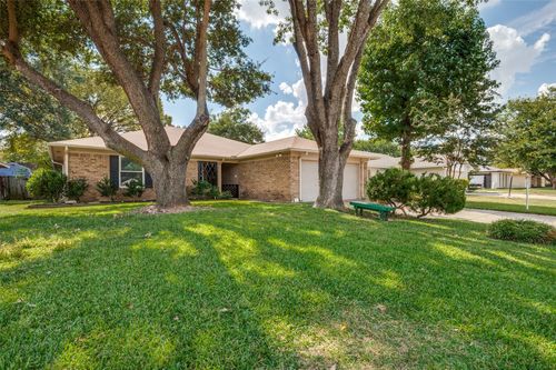 321 Kirby Creek Dr, Grand Prairie, TX, 75052-6428 | Card Image