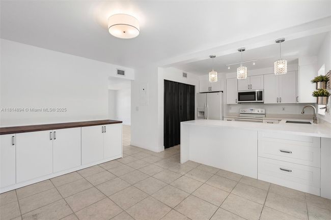 APT-60 - 10350 Sw 154 Th Circle Ct, Condo with 3 bedrooms, 3 bathrooms and null parking in Miami FL | Image 6