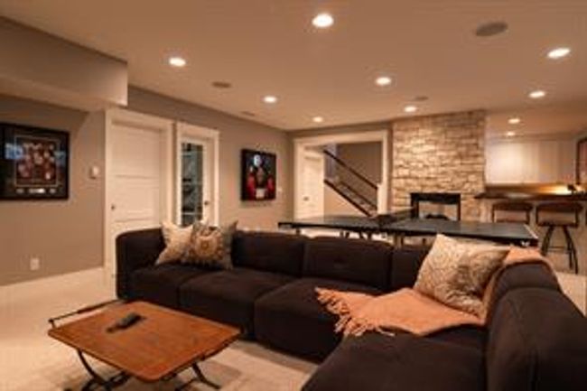 34 Posthill Dr Sw, House detached with 6 bedrooms, 3 bathrooms and 7 parking in Calgary AB | Image 41