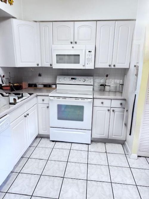 407-7320 Lake Circle Dr, Margate, FL, 33063-4895 | Card Image