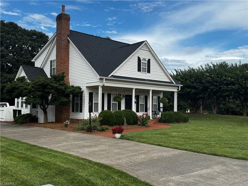 100 Cotswold Ln, King, NC, 27021-8230 | Card Image