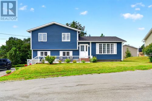 4 Parade St, House with 3 bedrooms, 2 bathrooms and null parking in Bay Roberts NL | Card Image