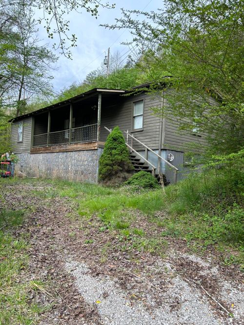 588-3916 Highway 588, Whitesburg, KY, 41858-8955 | Card Image
