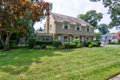 122 Roxen Road, House other with 5 bedrooms, 2 bathrooms and null parking in Rockville Centre NY | Image 1