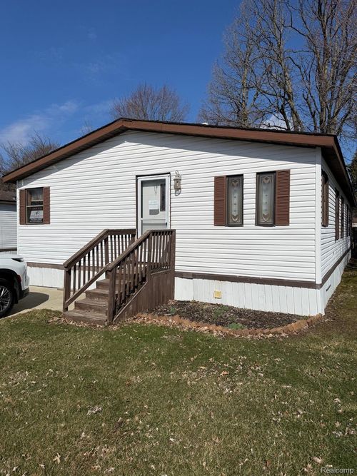 71 S Valley Dr, Swartz Creek, MI, 48473-8290 | Card Image