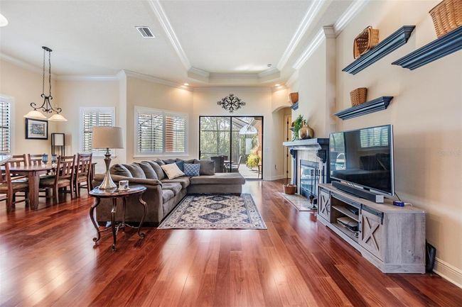 Extensive crown and toe moulding throughout | Image 4