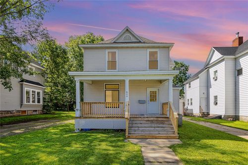 808 9th Ave E, Menomonie, WI, 54751-2701 | Card Image