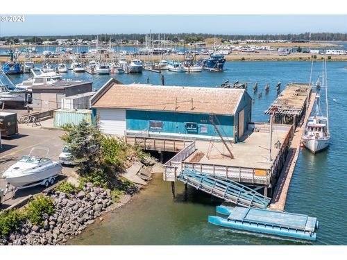 477 Beach Blvd, Winchester Bay, OR, 97467-8763 | Card Image
