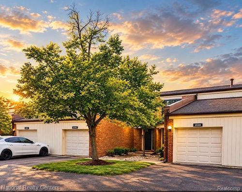 18268 University Park Dr, Livonia, MI, 48152-2626 | Card Image
