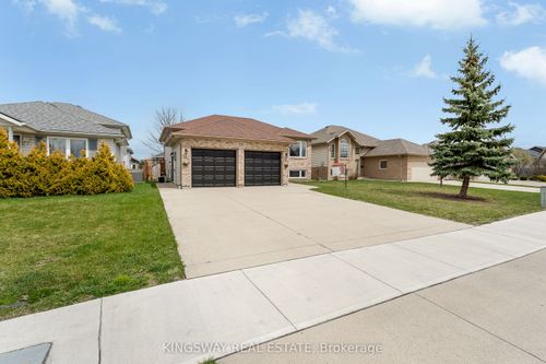 216 Brien Ave W, Essex, ON, N8M2Z5 | Card Image