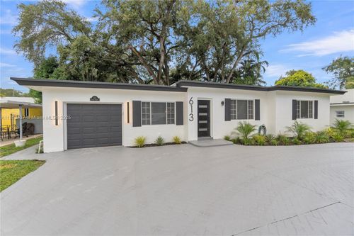 613 Ne 159th St, Miami, FL, 33162-3650 | Card Image