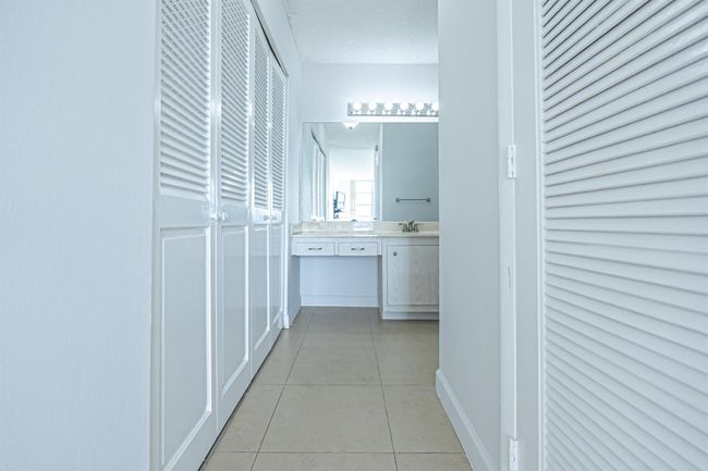 1021 - 3800 S Ocean Drive, Condo with 2 bedrooms, 2 bathrooms and null parking in Hollywood FL | Image 17