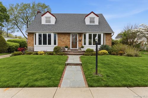 34 Park Cir W, New Hyde Park, NY, 11040-3524 | Card Image
