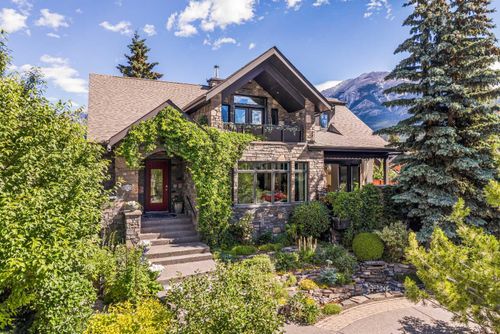 930 9 St, Canmore, AB, T1W1Z8 | Card Image